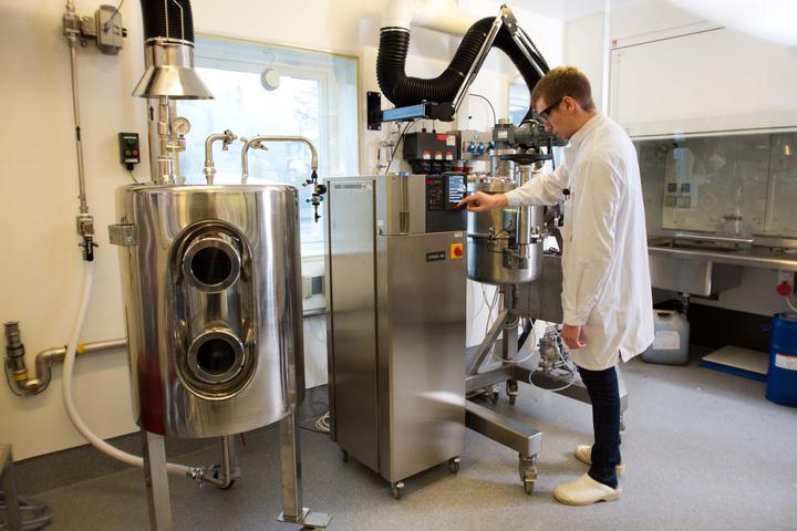 Chempilots scientist optimizing process conditions in a polymer manufacturing lab.